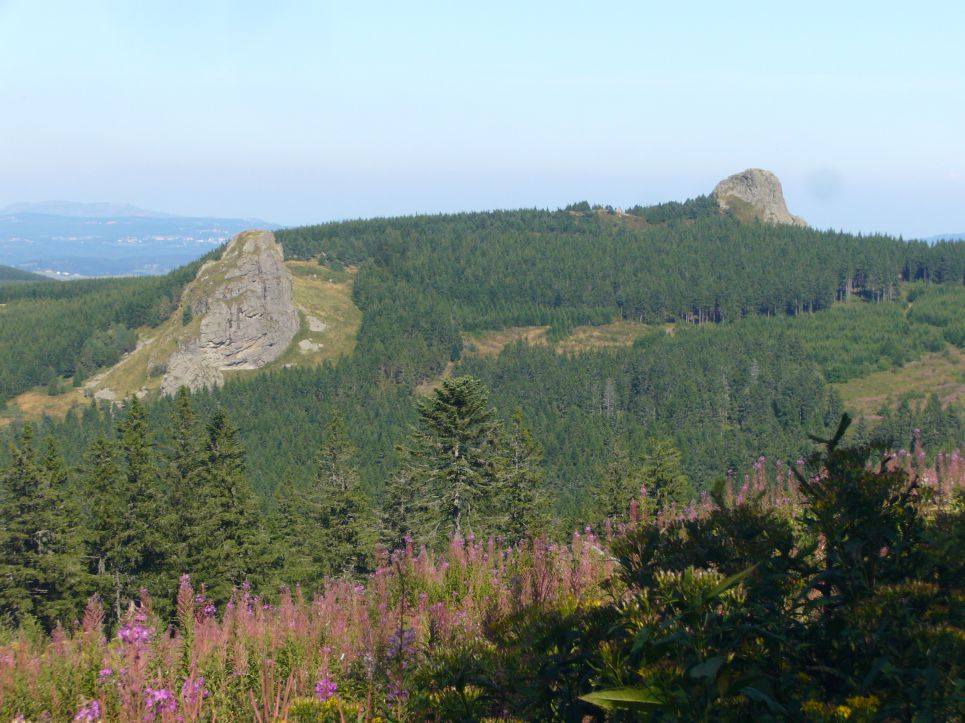 Le chastelas (à gauche) emplacement du chateau des seigneurs du Mézenc